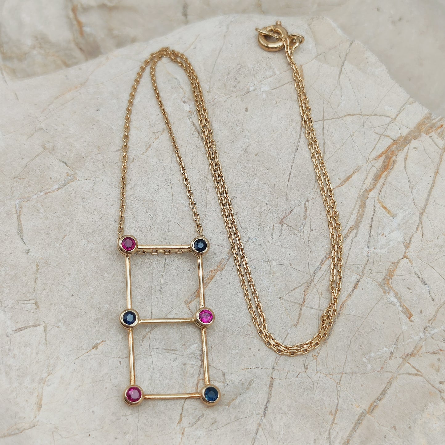 Vintage Franse gouden ketting met vaste hanger op lichte stenen ondergrond