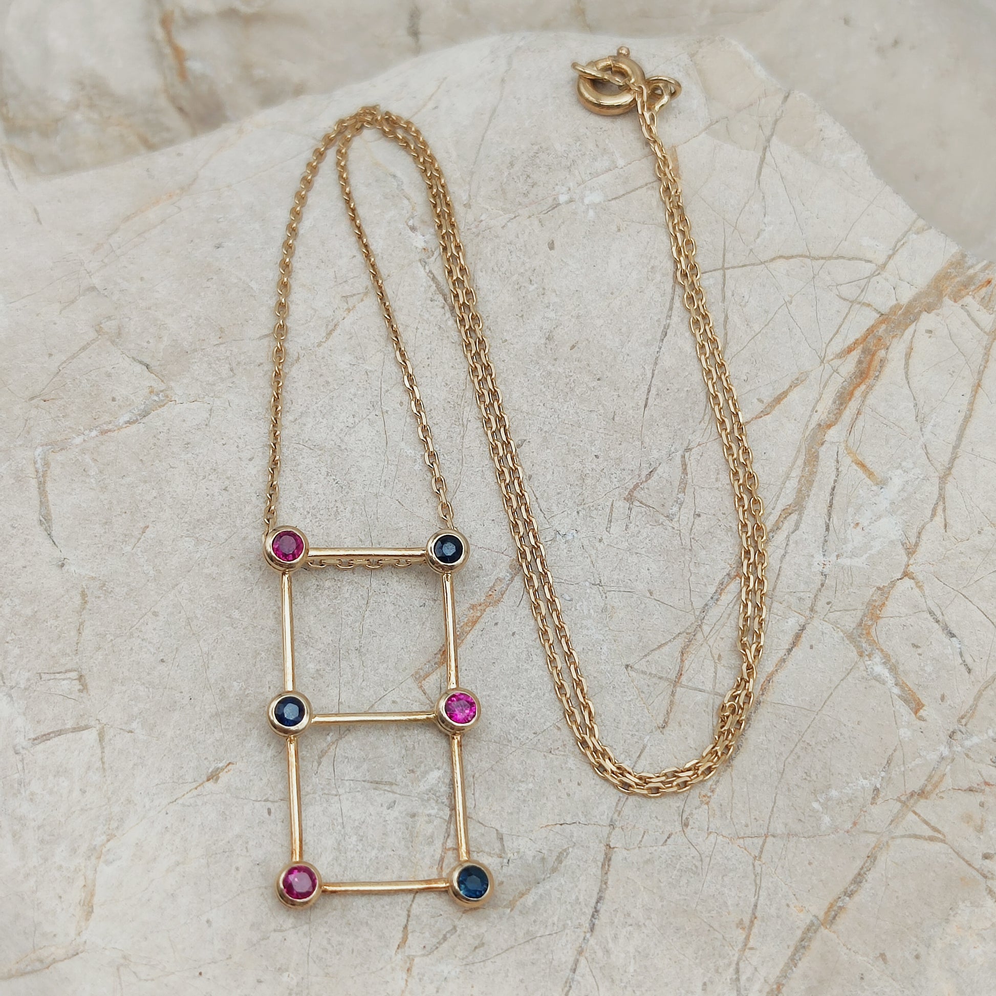 Vintage Franse gouden ketting met vaste hanger op lichte stenen ondergrond