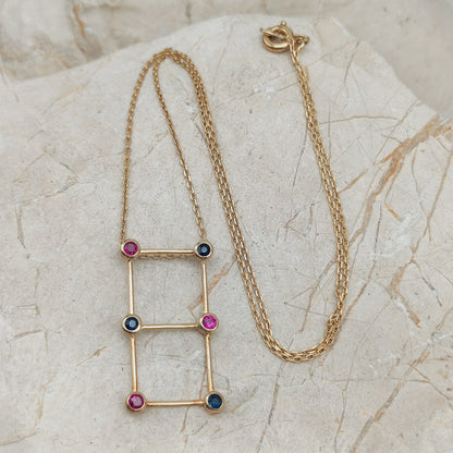 Vintage Franse gouden ketting met vaste hanger op lichte stenen ondergrond