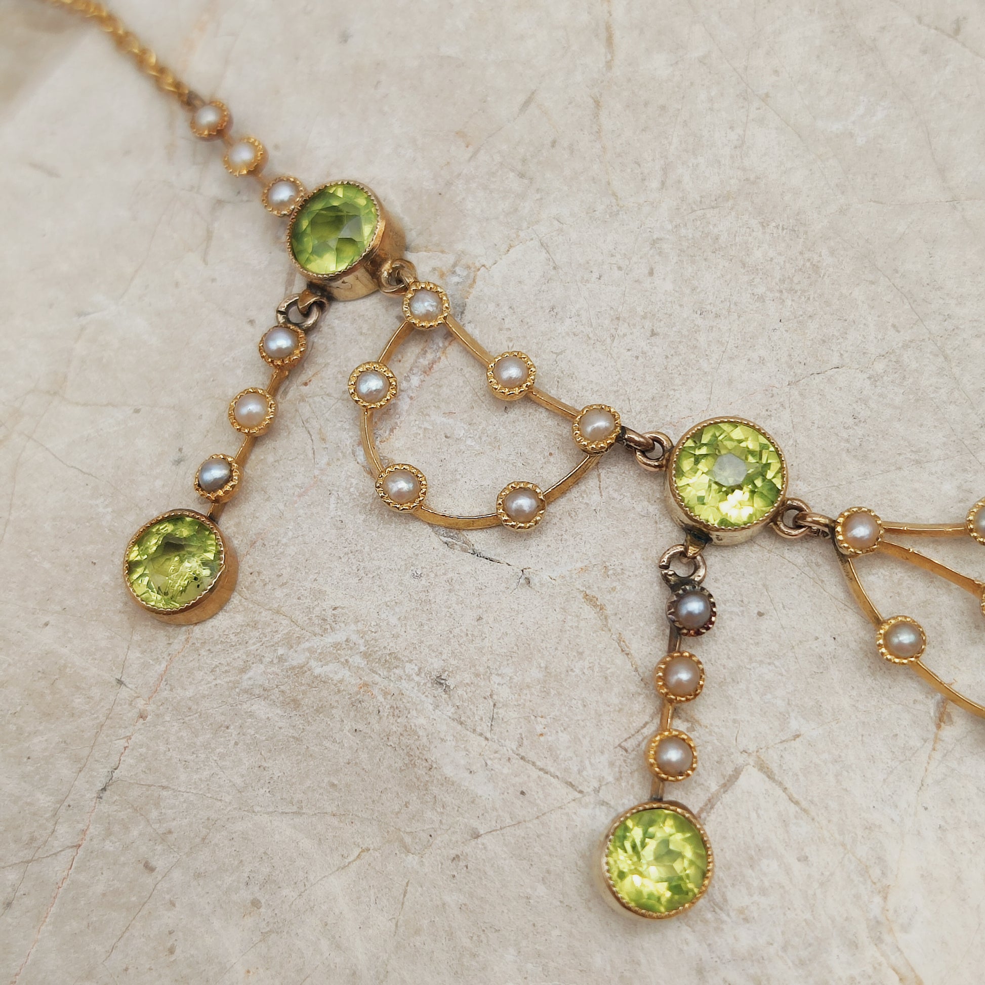 Detail van Victoriaanse halsketting met groene peridoten en zaadpareltjes