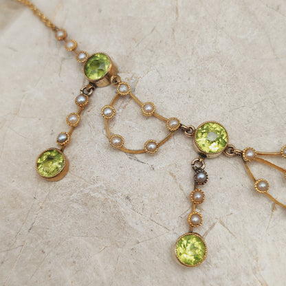 Detail van Victoriaanse halsketting met groene peridoten en zaadpareltjes