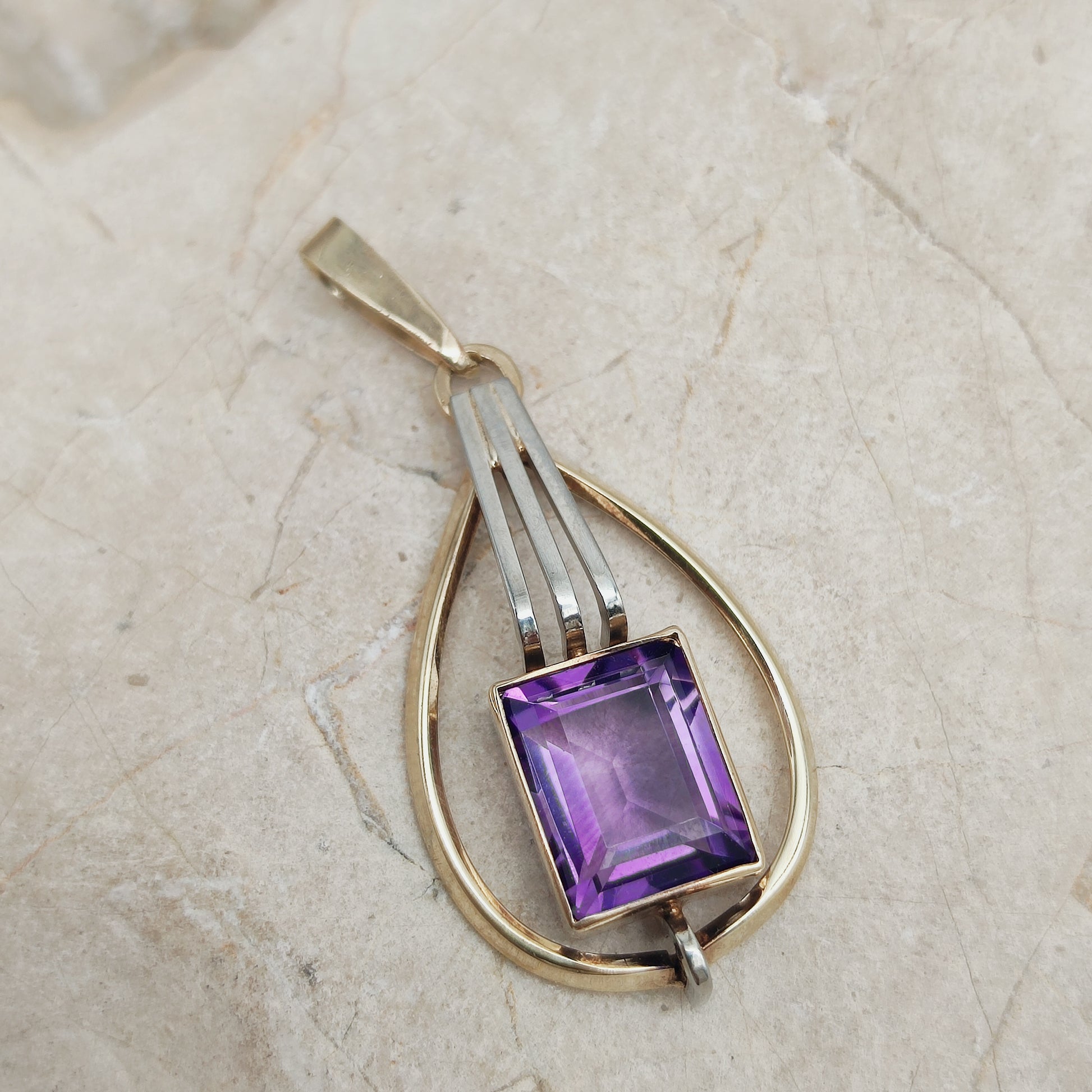 Detail van vintage TeKa hanger met rechthoekige paarse amethist