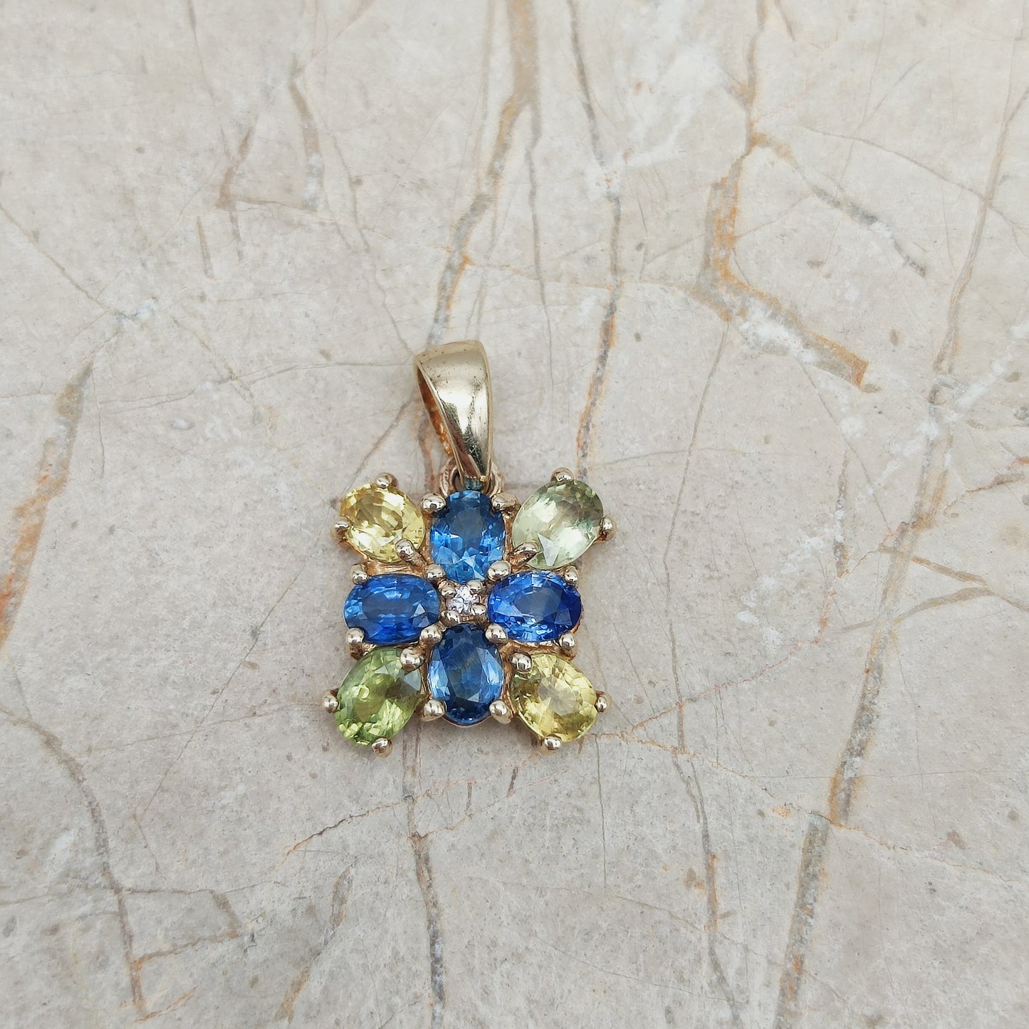Modern Sapphire pendant in 9 Carat Gold
