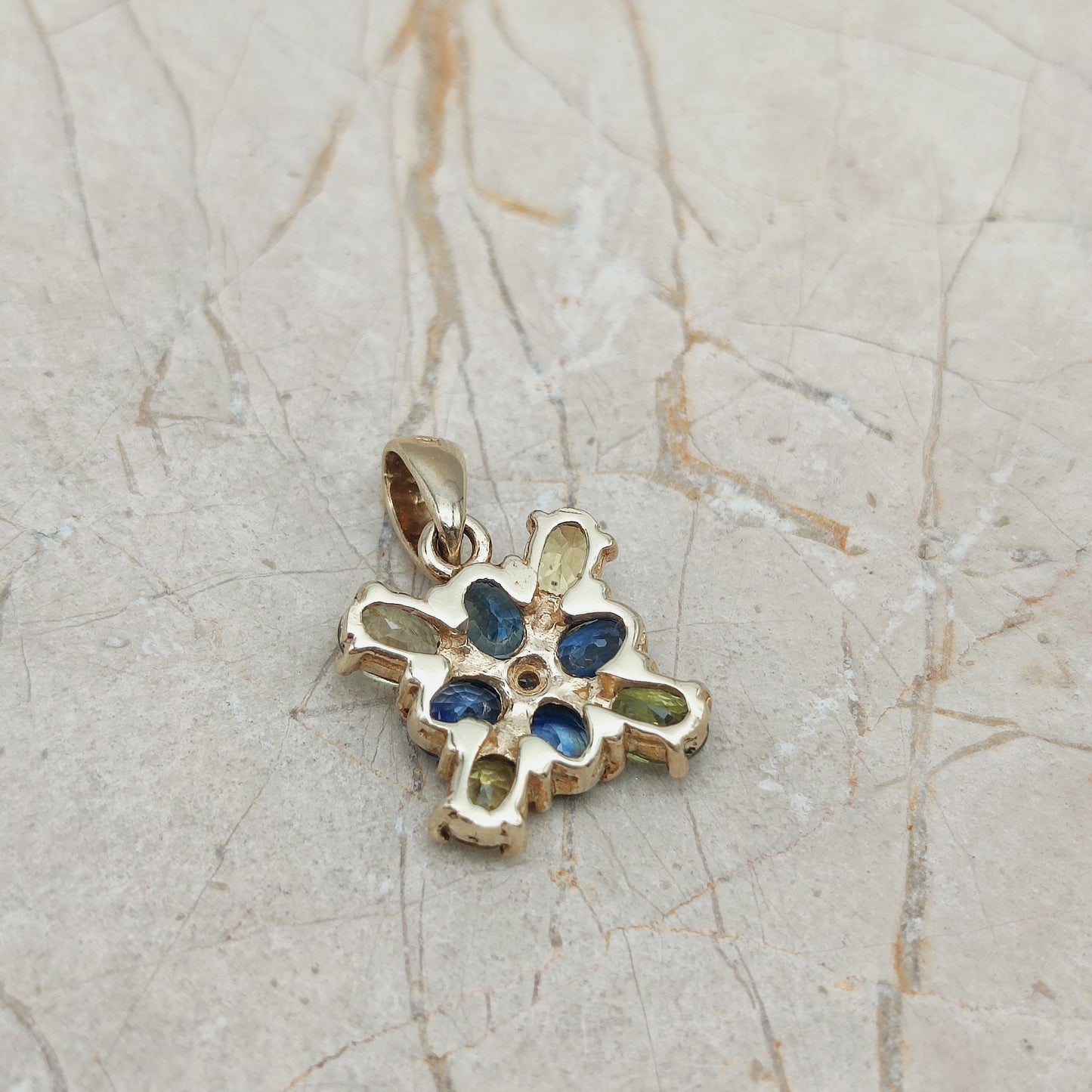Modern Sapphire pendant in 9 Carat Gold