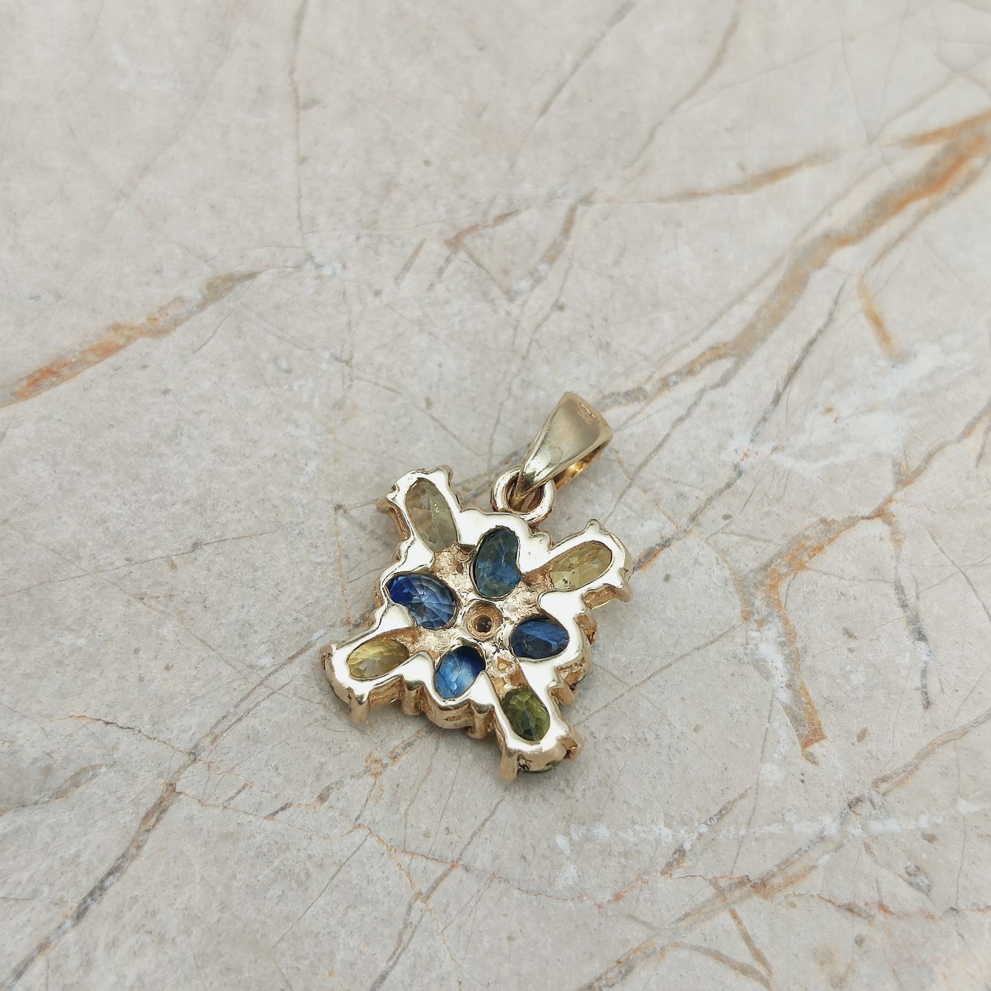 Modern Sapphire pendant in 9 Carat Gold
