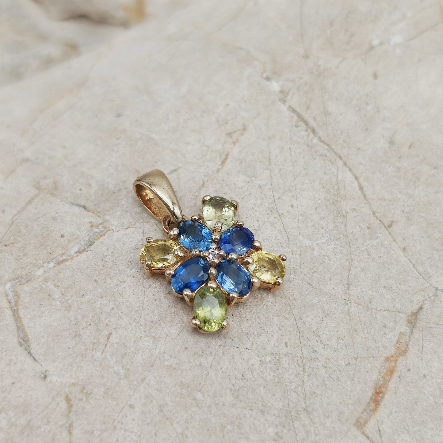 Modern Sapphire pendant in 9 Carat Gold