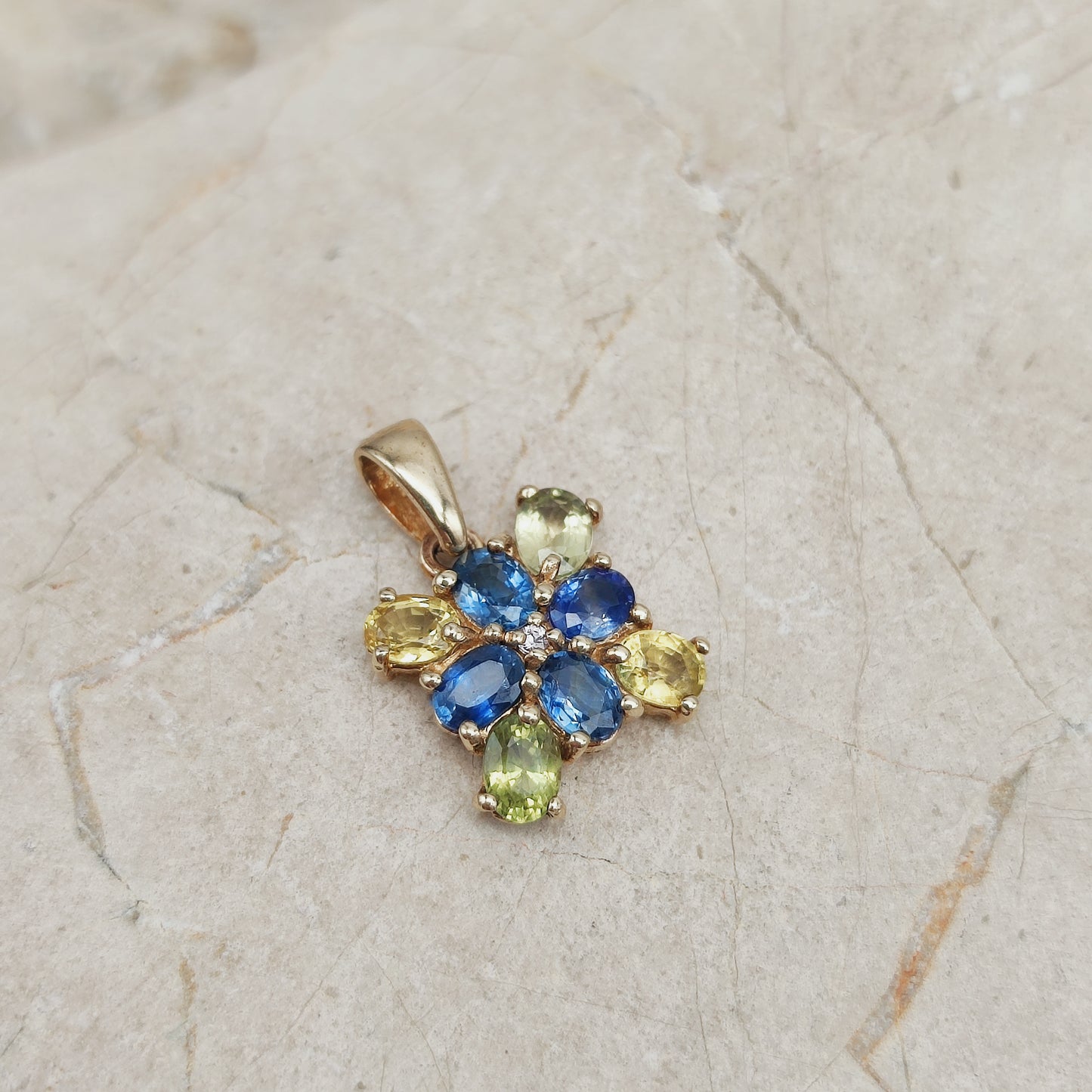 Modern Sapphire pendant in 9 Carat Gold