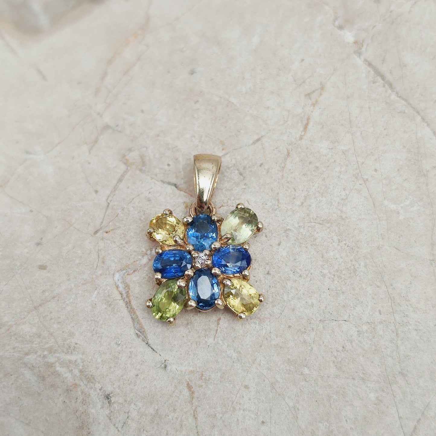 Kleine gouden hanger met blauwe en geelgroene saffieren