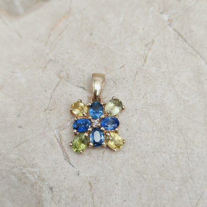 Kleine gouden hanger met blauwe en geelgroene saffieren