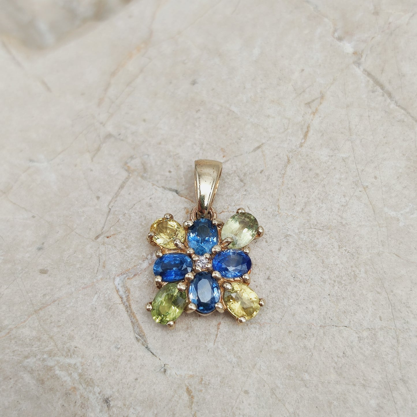 Modern Sapphire pendant in 9 Carat Gold