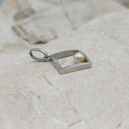Vintage Pendant with Akoya Pearl in 18K White Gold