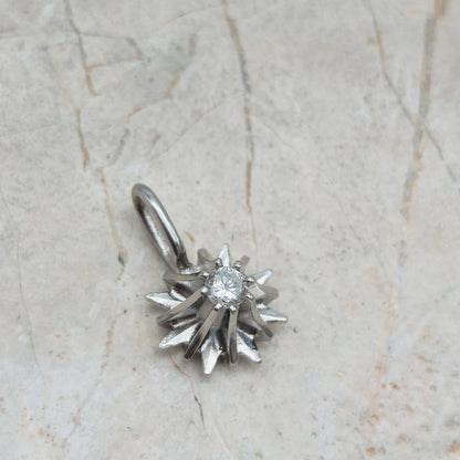 Kleine witgouden starburst hanger met centrale diamant