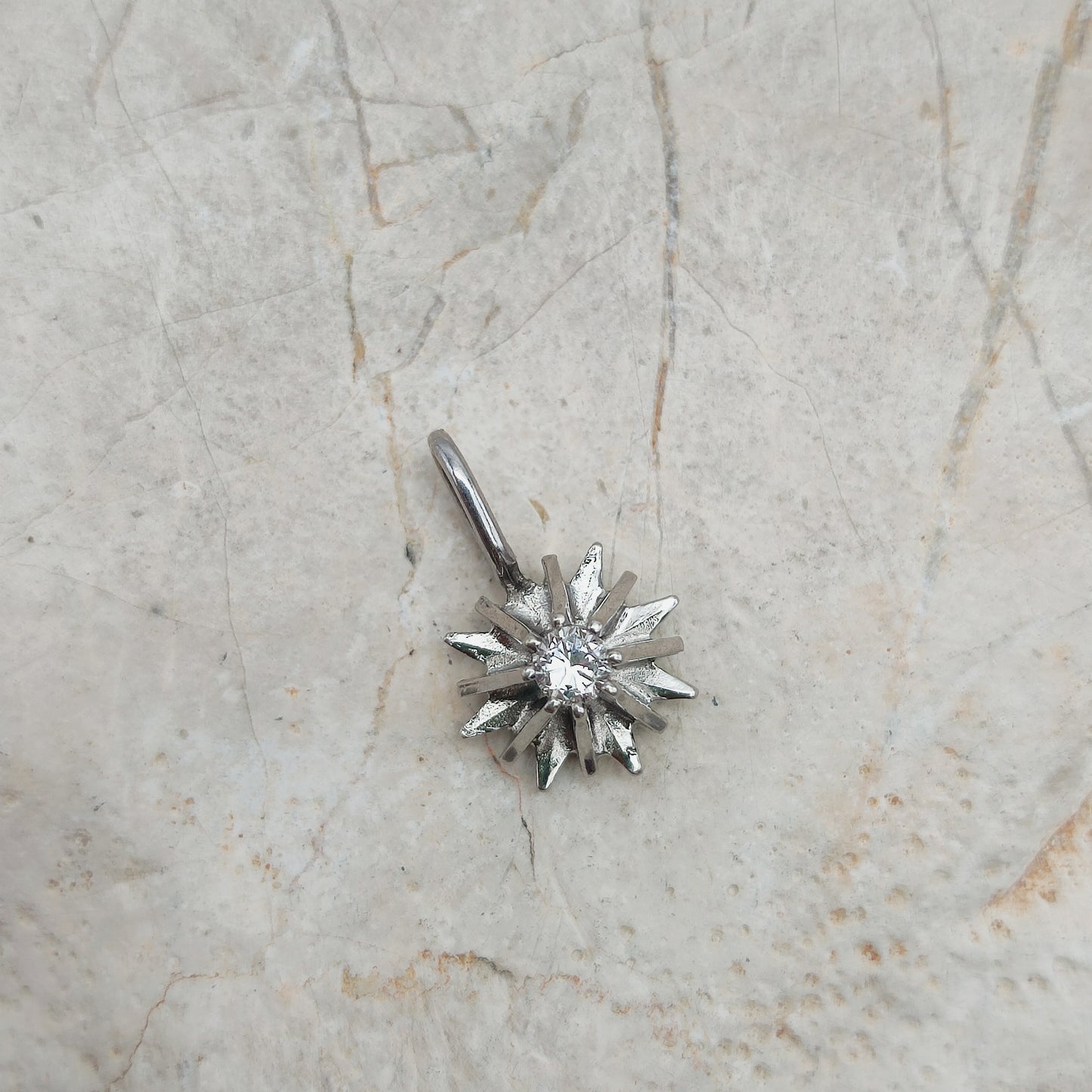 Detail van vintage witgouden hanger met ronde diamant