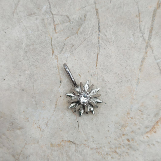 Detail van vintage witgouden hanger met ronde diamant