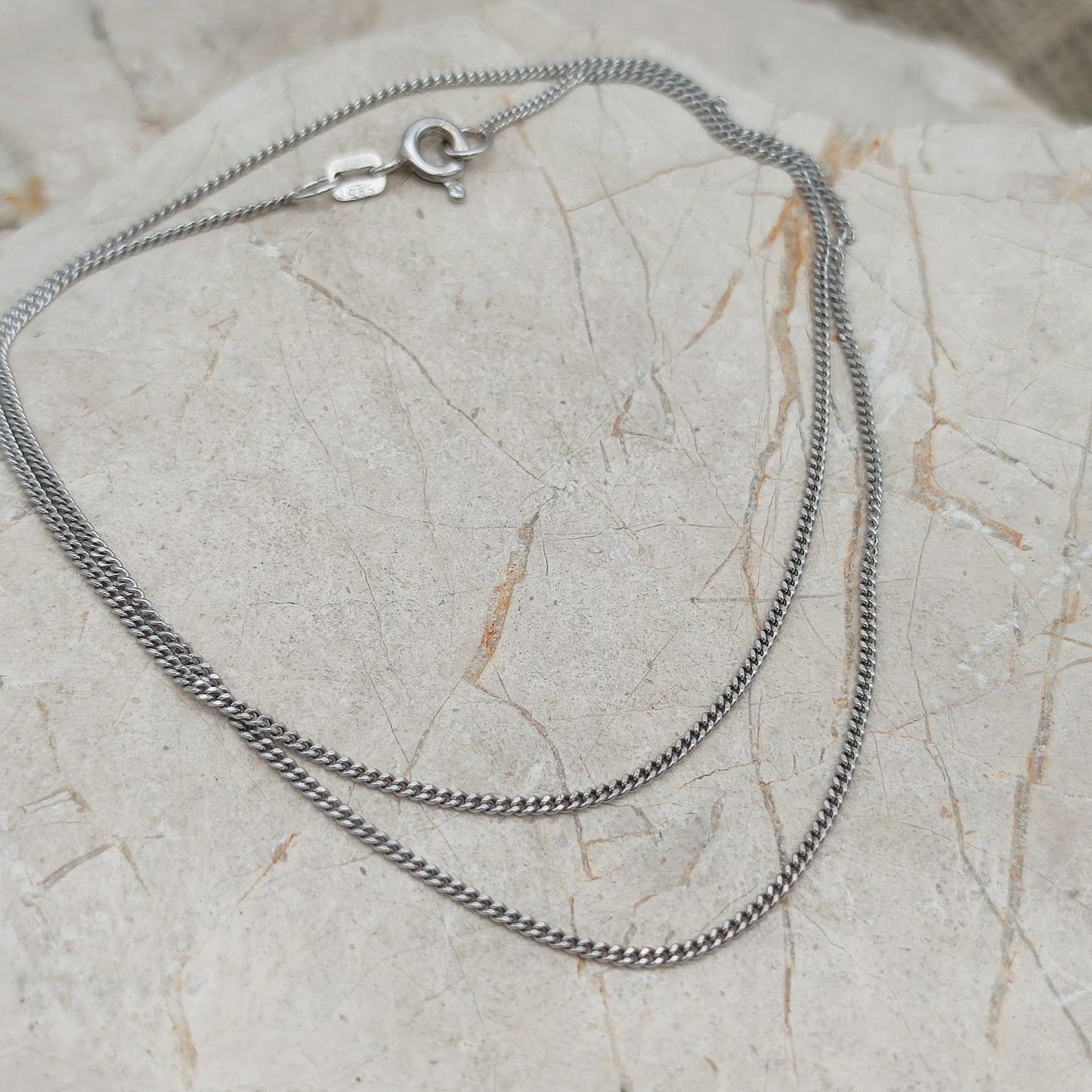 Witgouden gourmetgeslepen schakelketting van 41,5 cm op stenen ondergrond