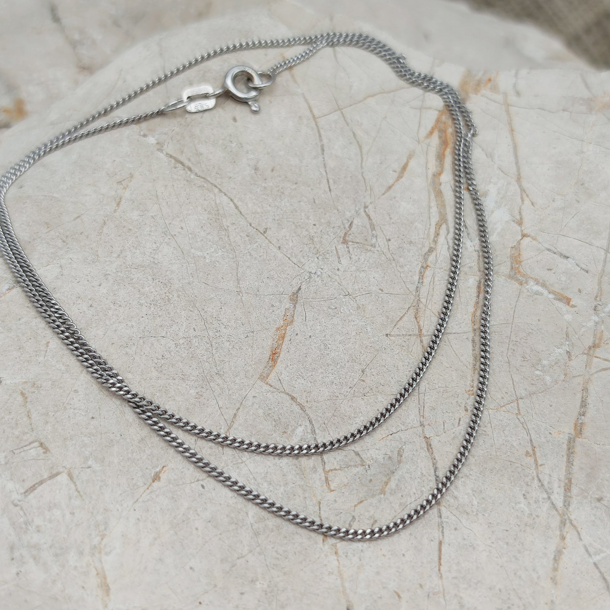 Witgouden gourmetgeslepen schakelketting van 41,5 cm op stenen ondergrond