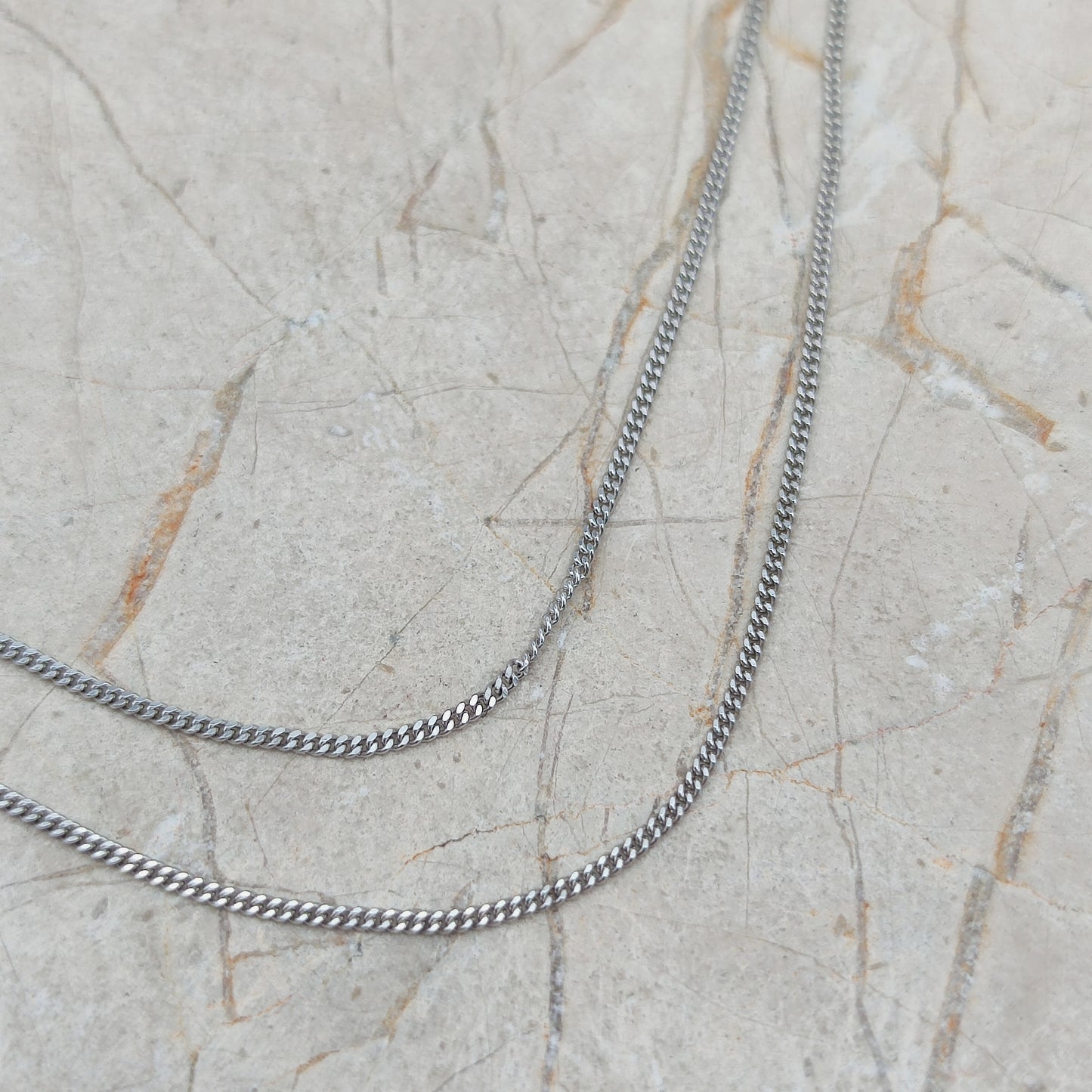 Elegant 18 Carat White gold necklace 42cm