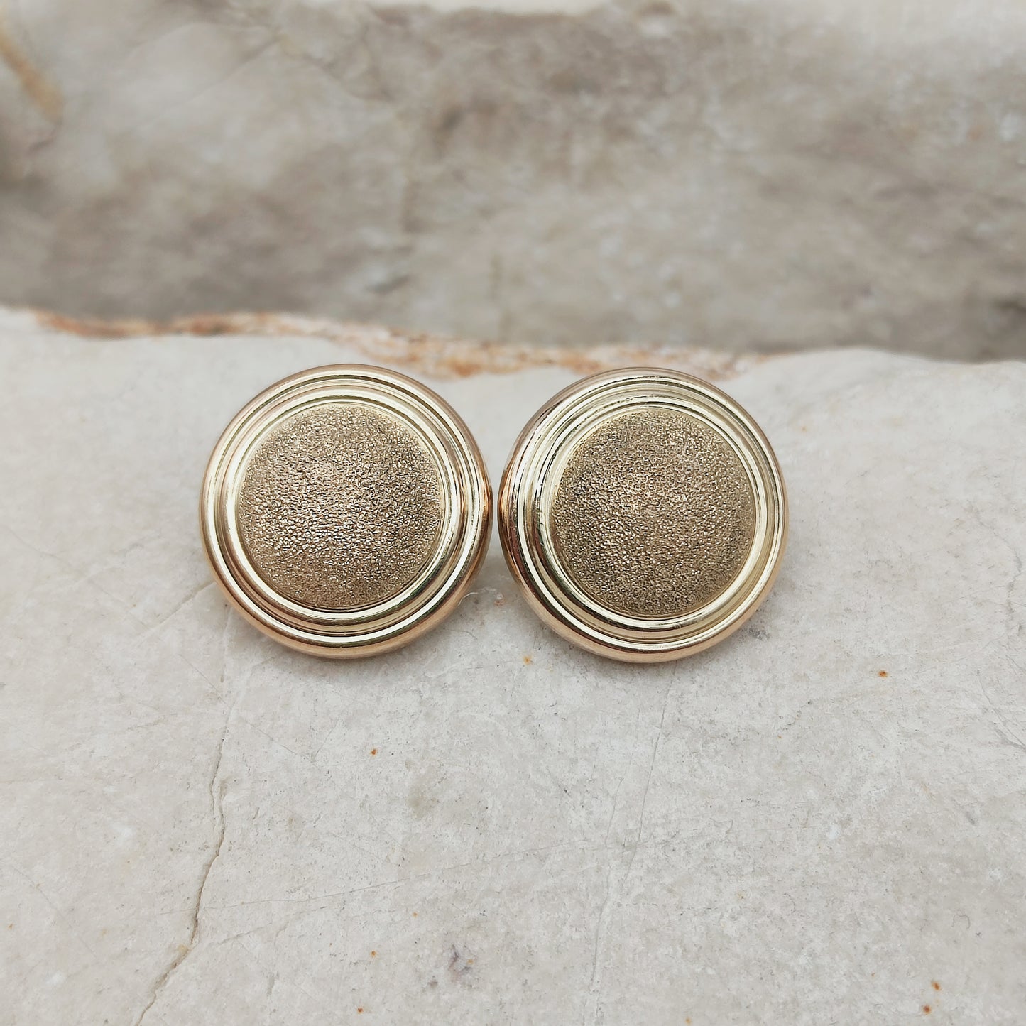 Detail van vintage 9 karaat gouden oorstekers met bolle vorm