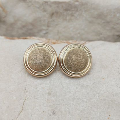 Detail van vintage 9 karaat gouden oorstekers met bolle vorm