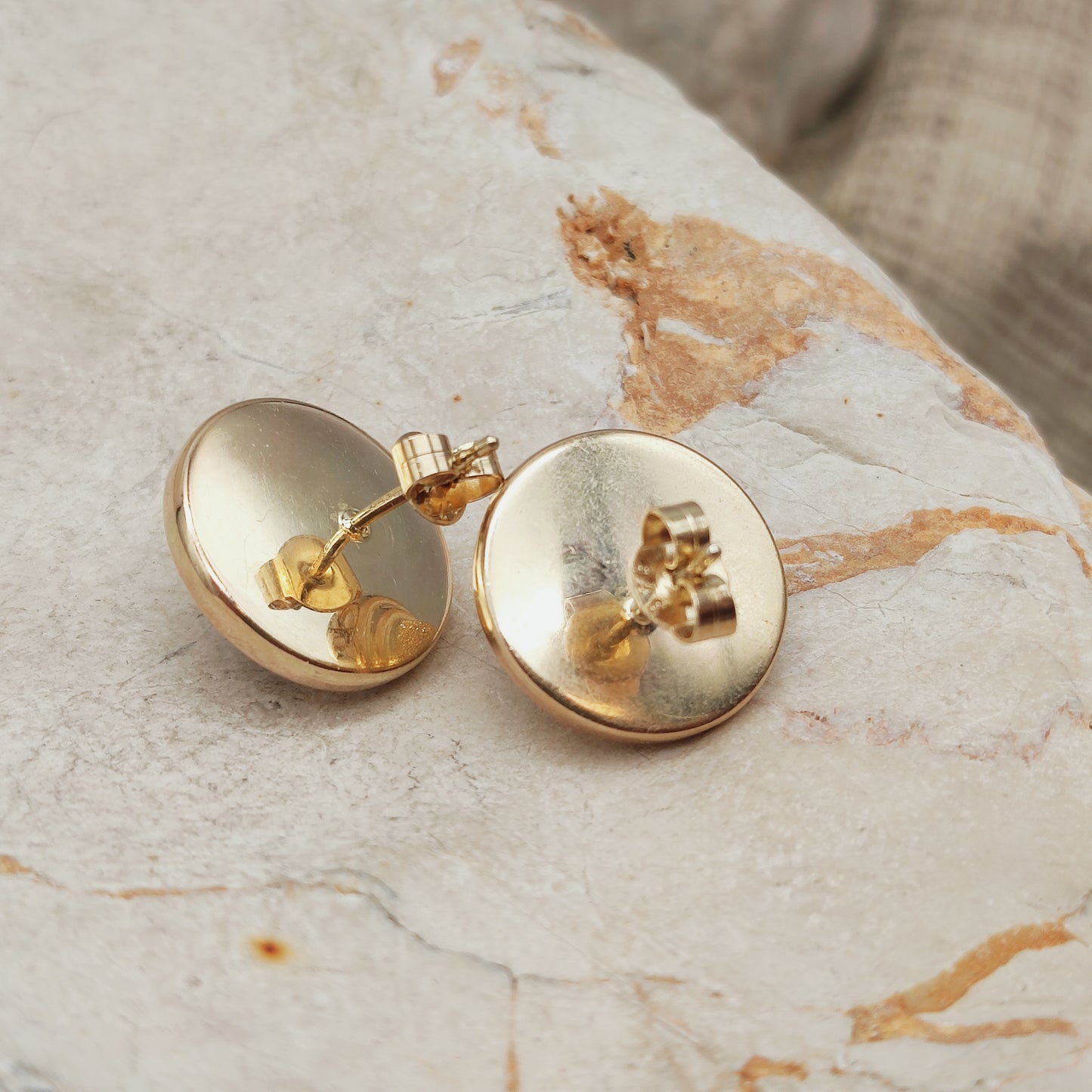 Achterzijde van vintage gouden oorstekers met steker en poussette


