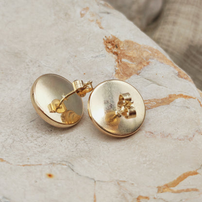 Achterzijde van vintage gouden oorstekers met steker en poussette

