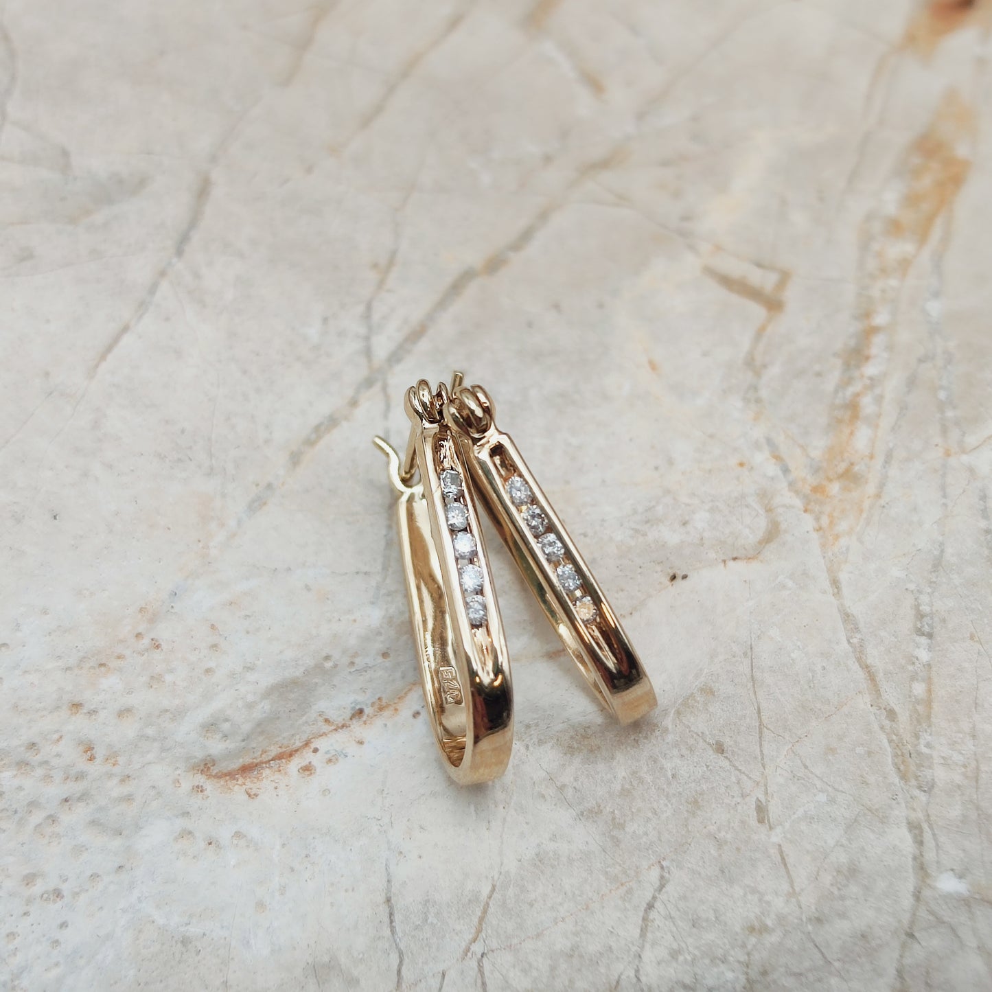 Gouden oorbellen met vijf diamantjes aan de voorzijde