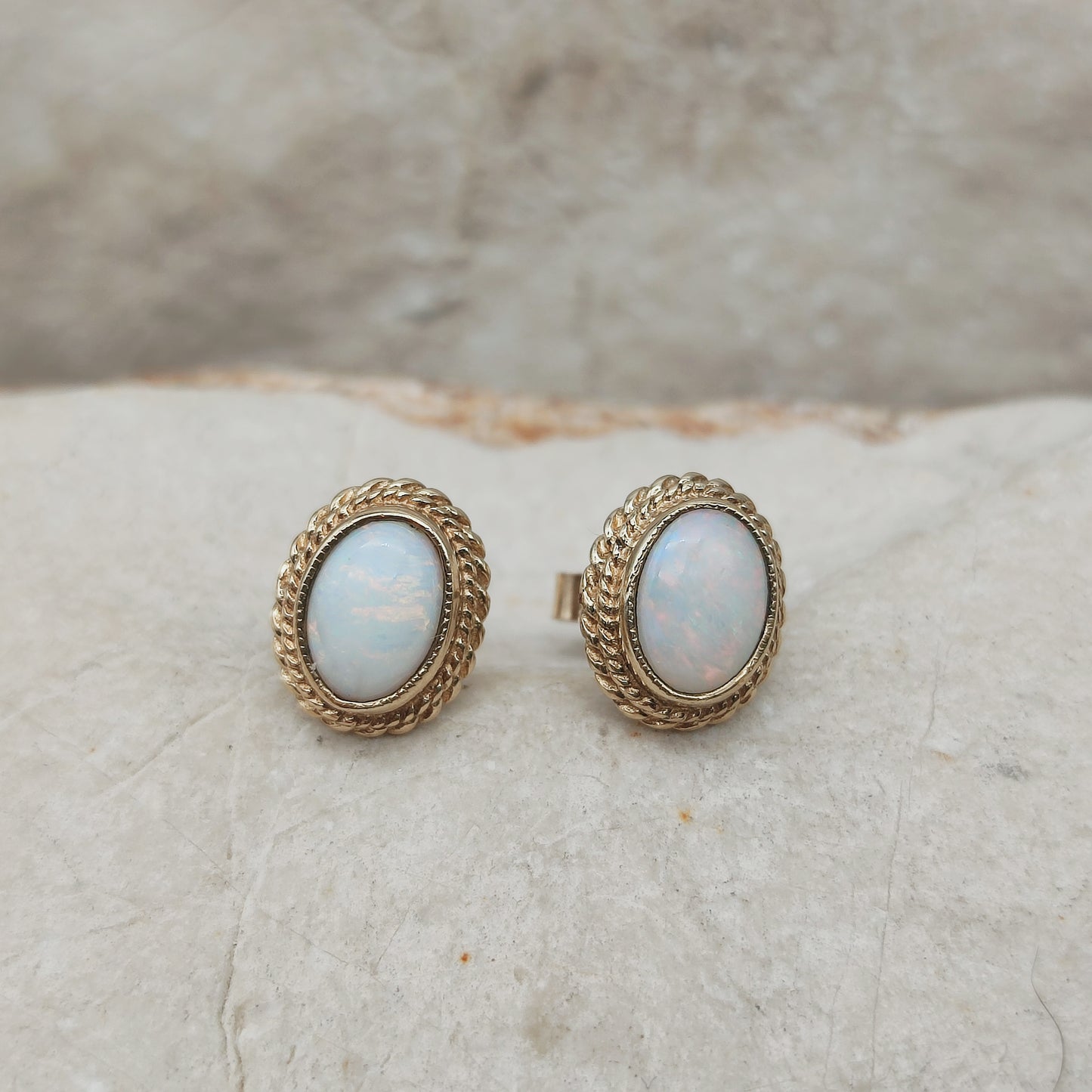 Vintage gouden oorstekers met ovale witte opaal