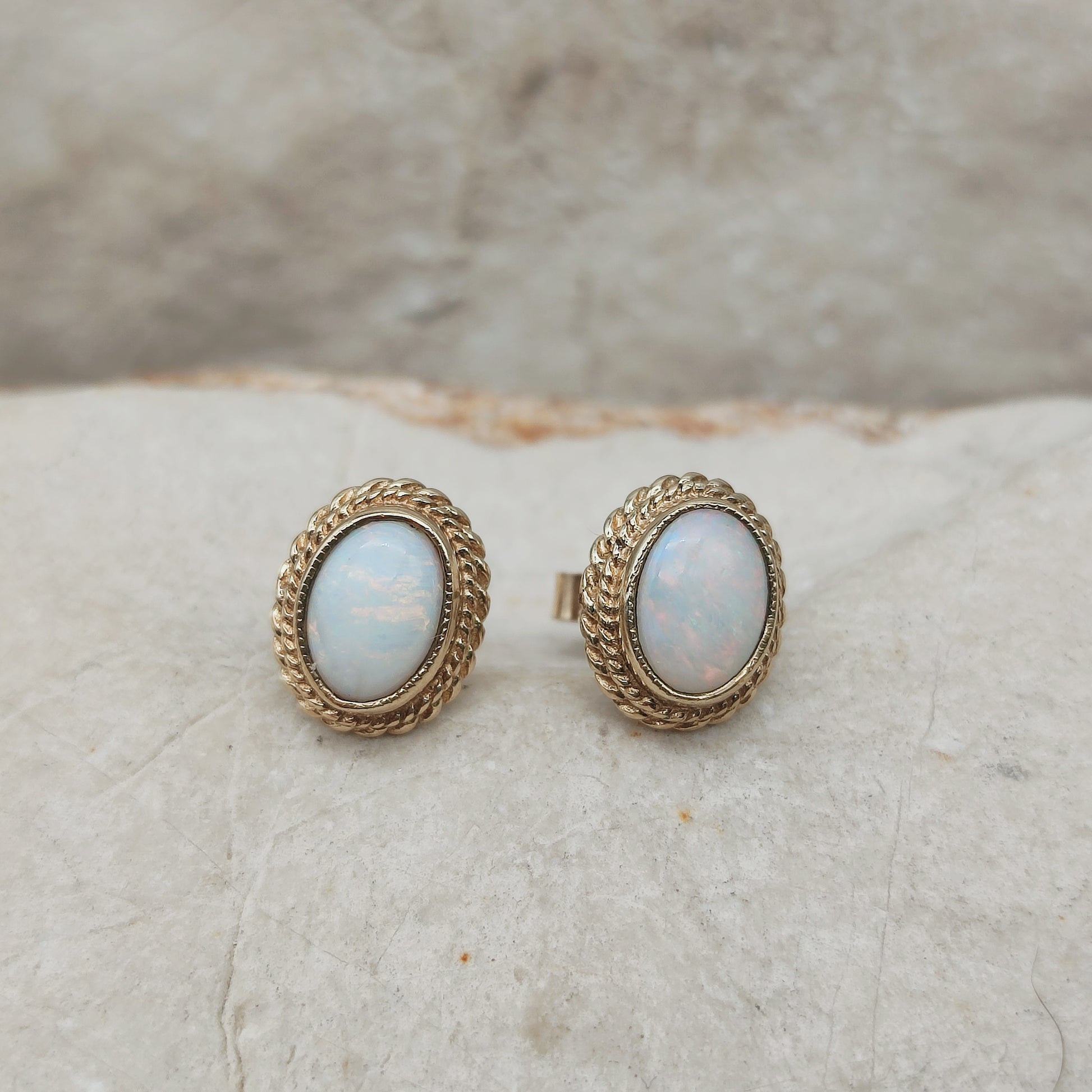 Vintage gouden oorstekers met ovale witte opaal