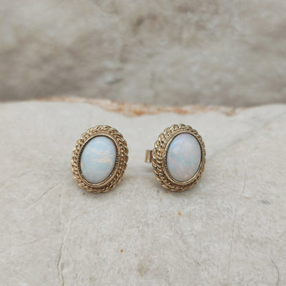 Vintage gouden oorstekers met ovale witte opaal