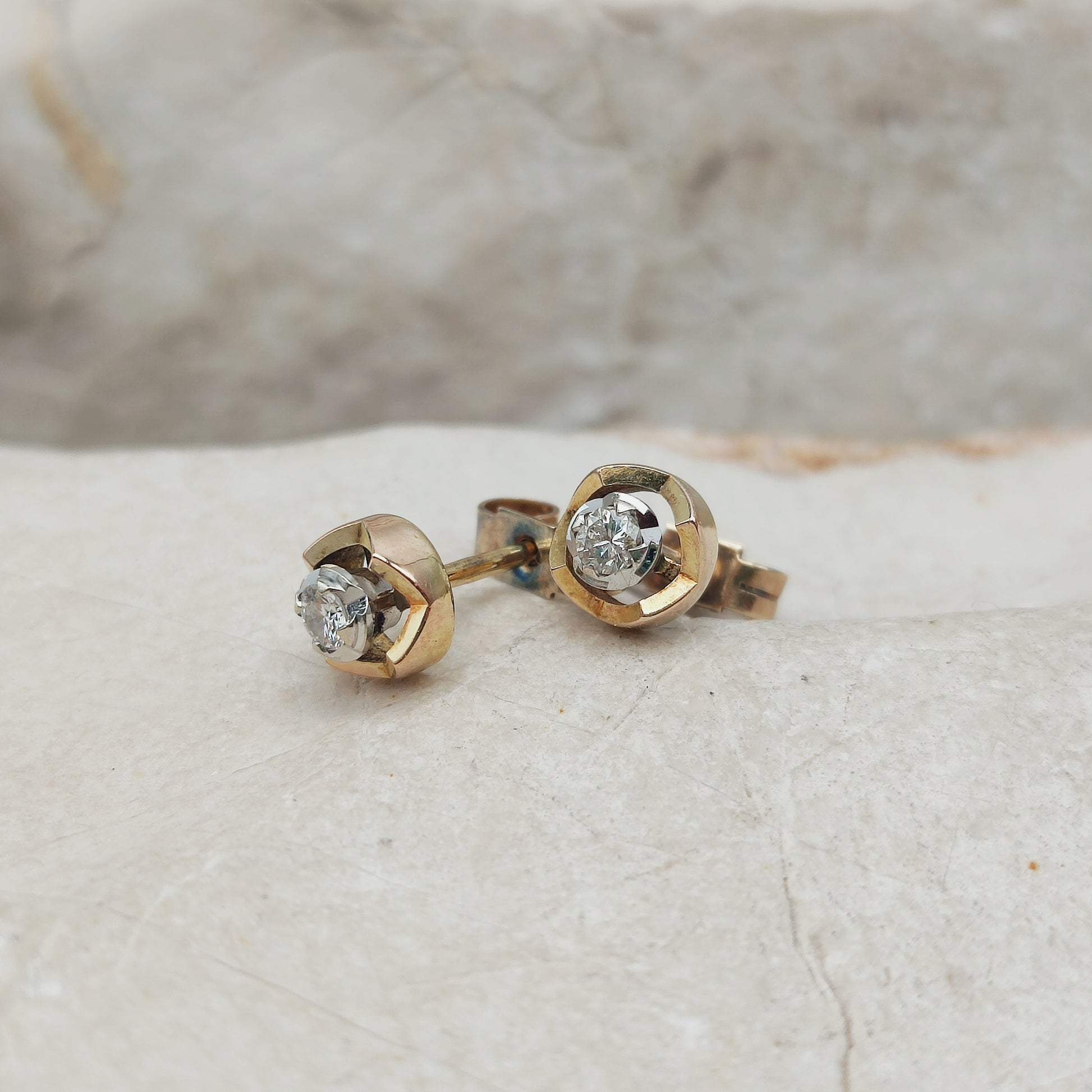Kleine vintage gouden oorstekers met witgouden diamantzetting