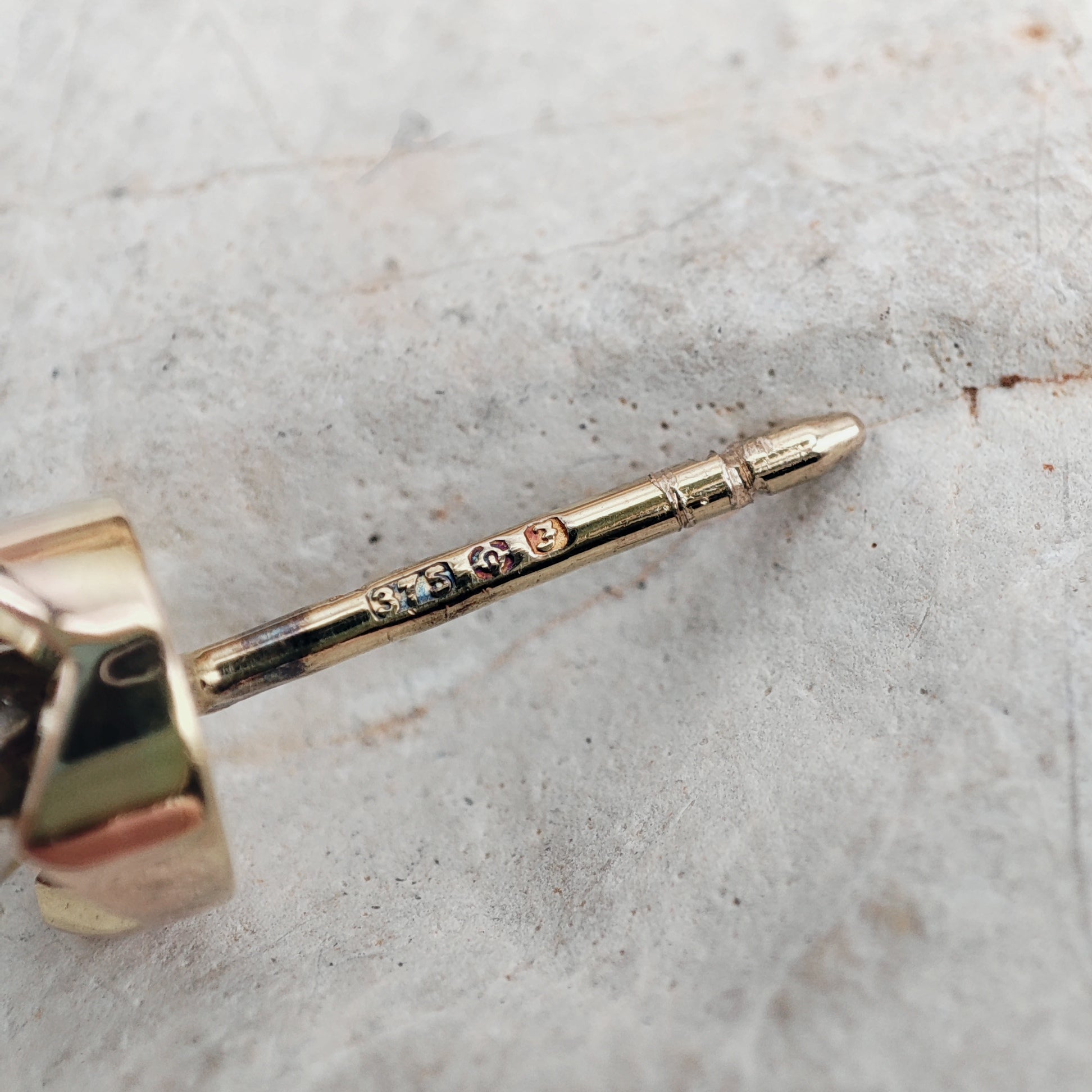 Vintage oorstekers met diamant en Londens importkeurmerk uit 1980