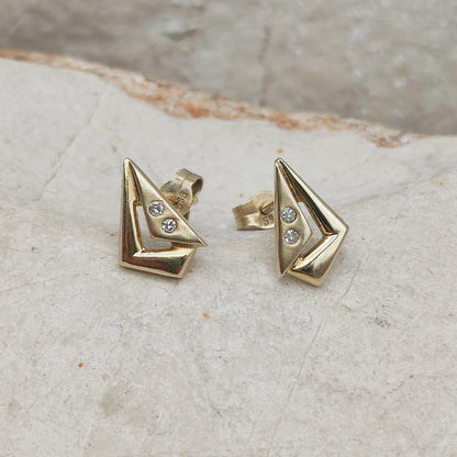 Geometrische gouden oorstekers met twee diamantjes per oorbel