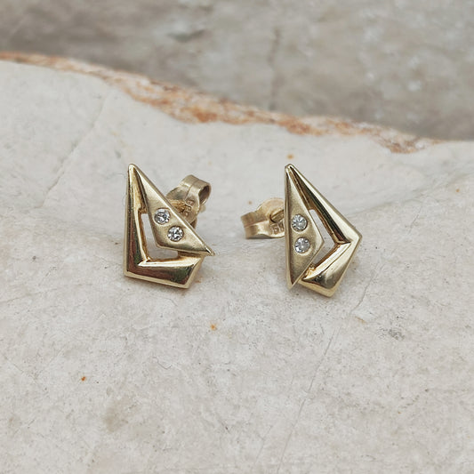 Geometrische gouden oorstekers met twee diamantjes per oorbel