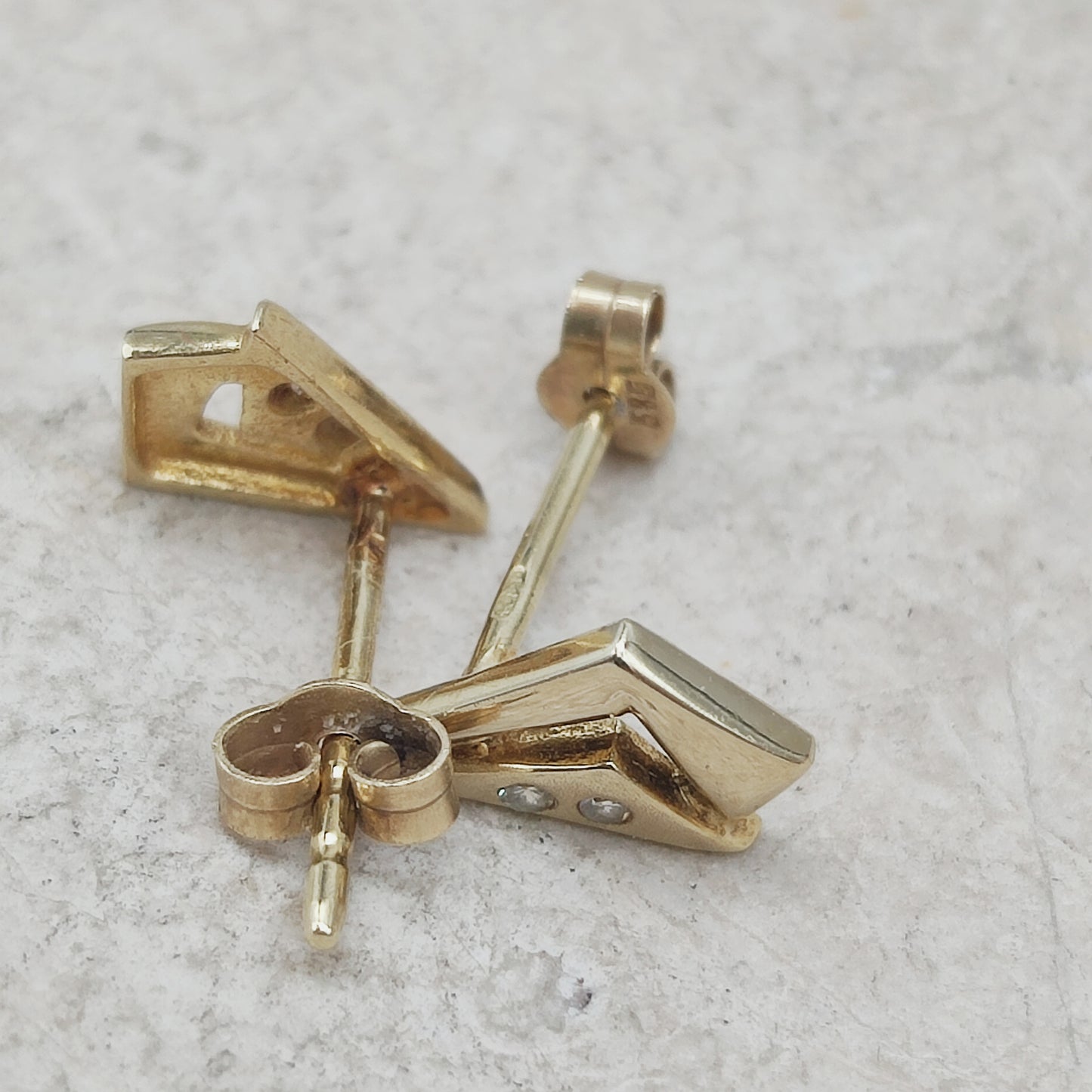 Achterzijde van vintage gouden oorstekers met steker en poussette