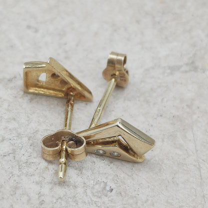 Achterzijde van vintage gouden oorstekers met steker en poussette