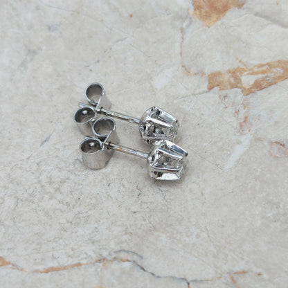 Detail van vintage diamanten oorstekers in 14 karaat witgoud