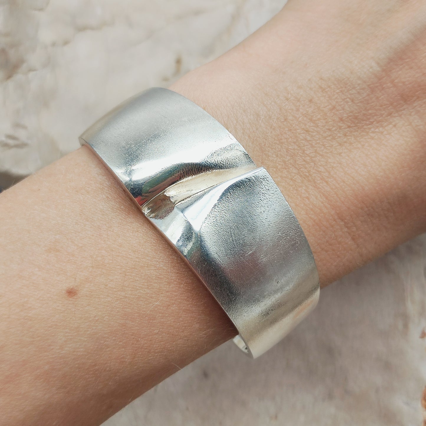 Vintage Lapponia Darina cuff armband gedragen op de pols