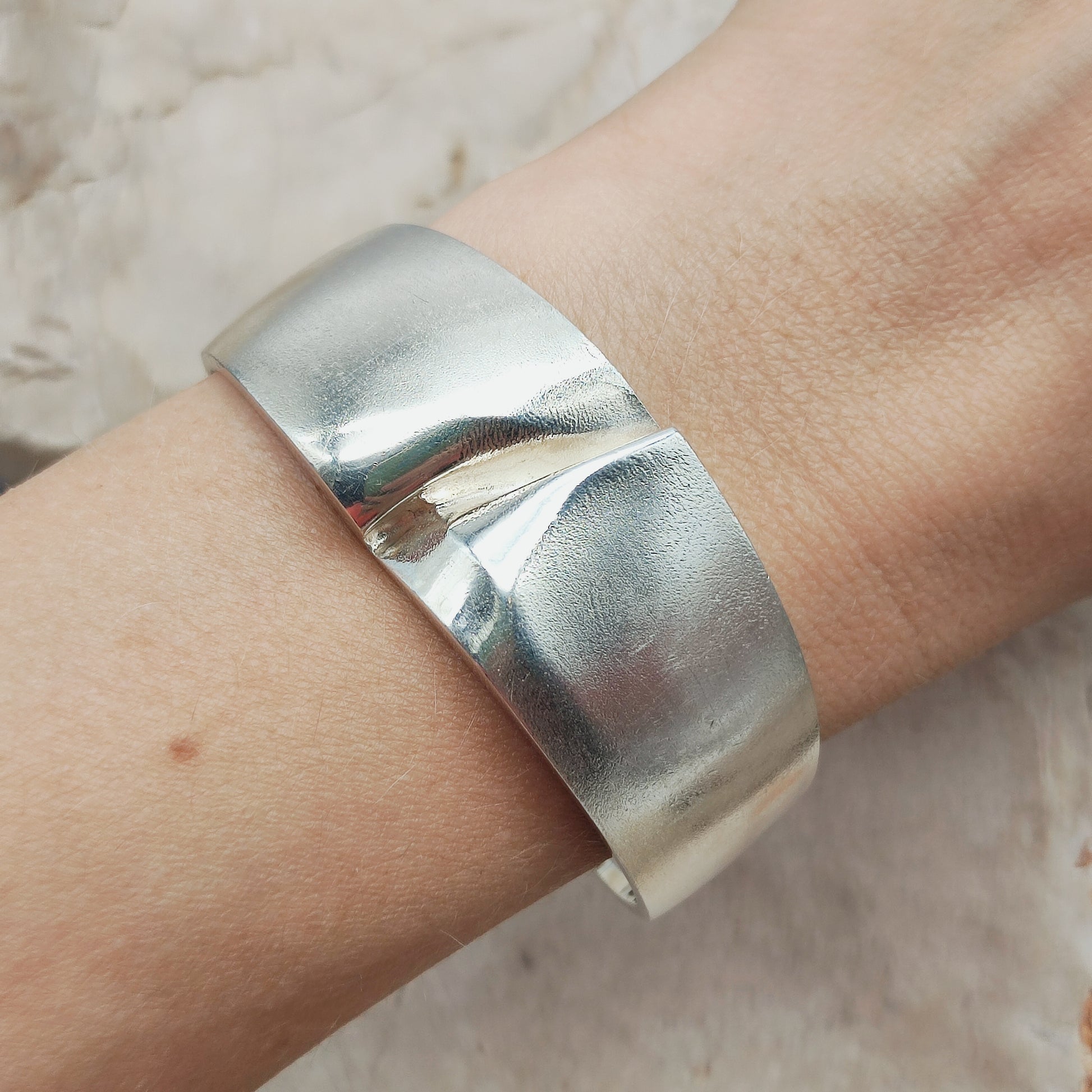 Vintage Lapponia Darina cuff armband gedragen op de pols