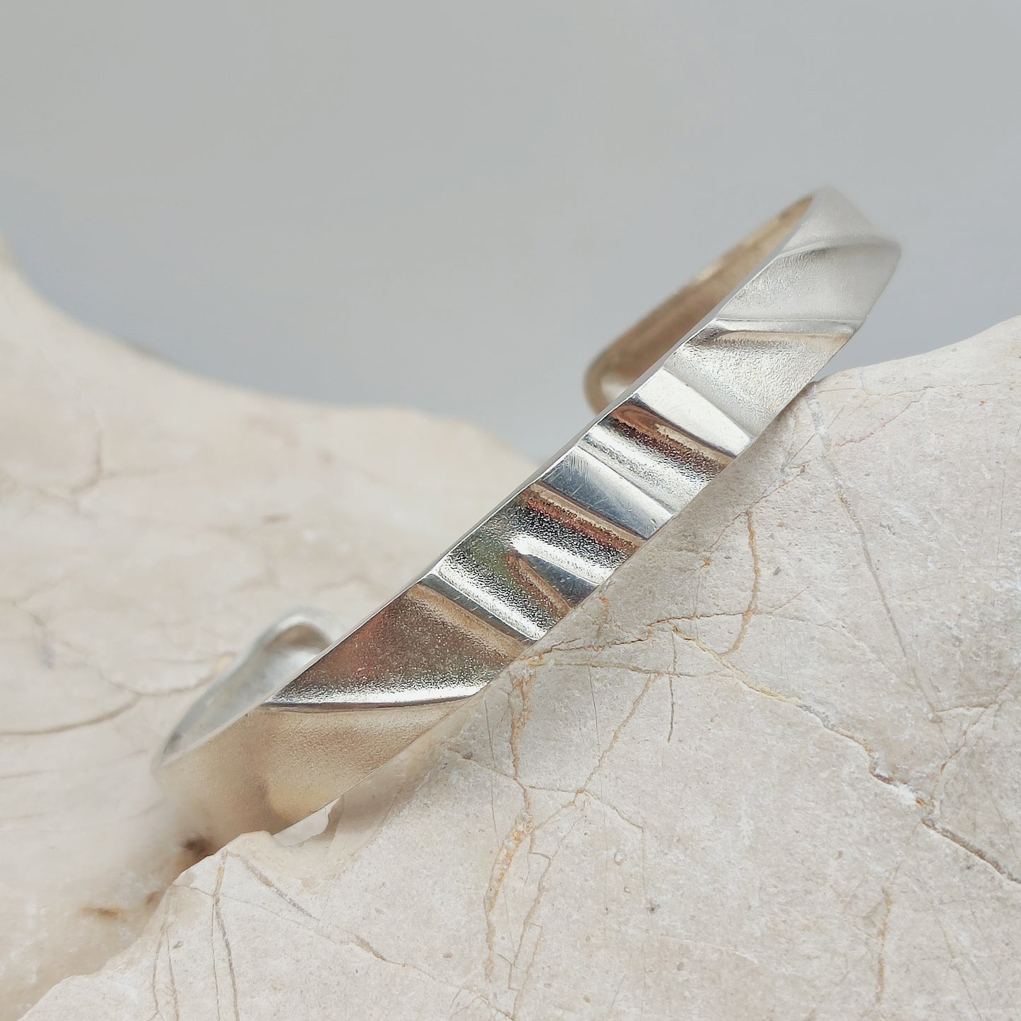 Detail van de hoogglans en gestructureerde vlakken van een Lapponia armband
