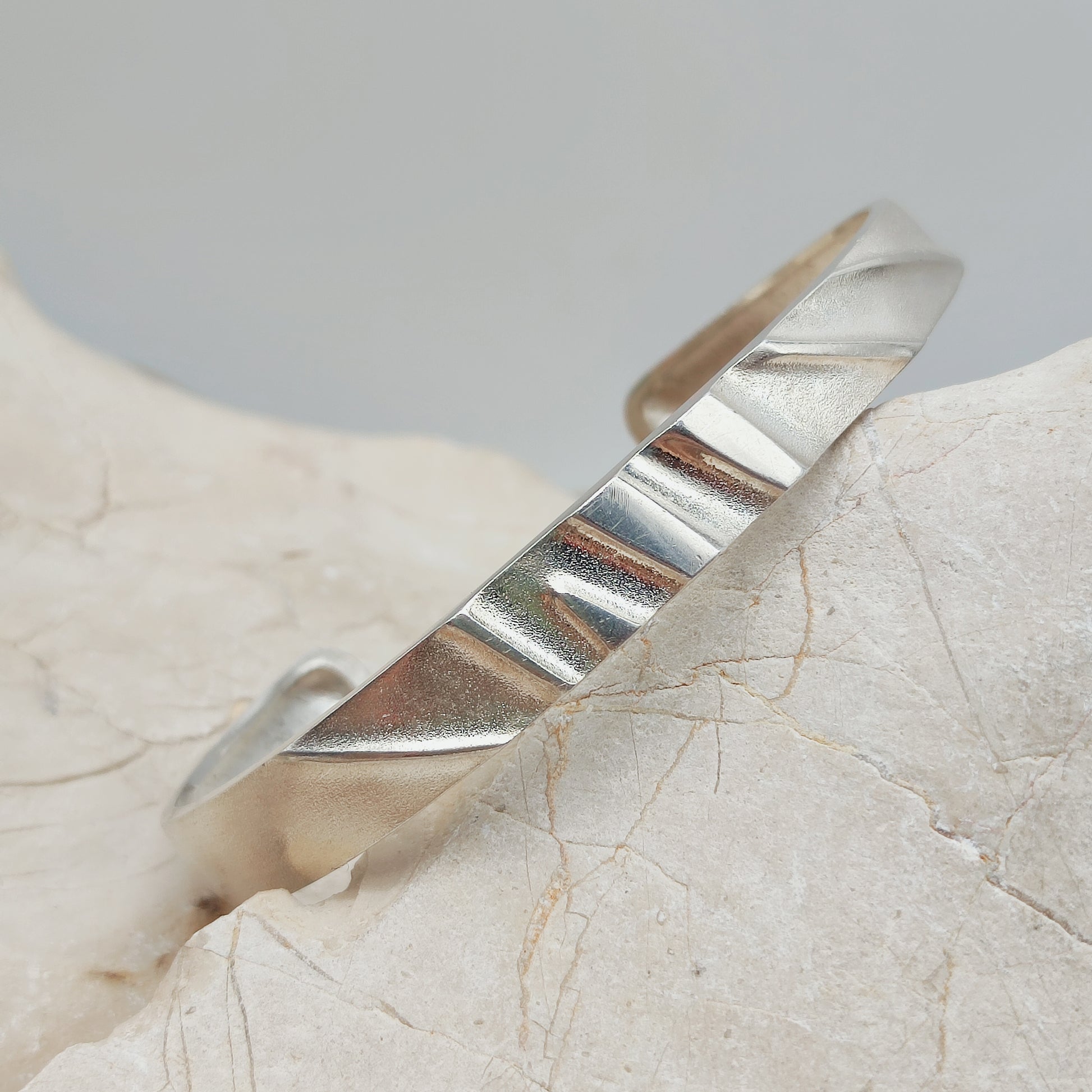 Detail van de hoogglans en gestructureerde vlakken van een Lapponia armband