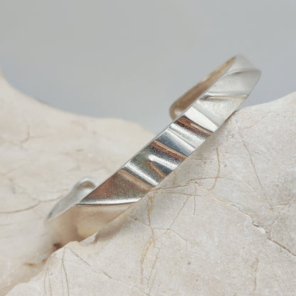 Detail van de hoogglans en gestructureerde vlakken van een Lapponia armband