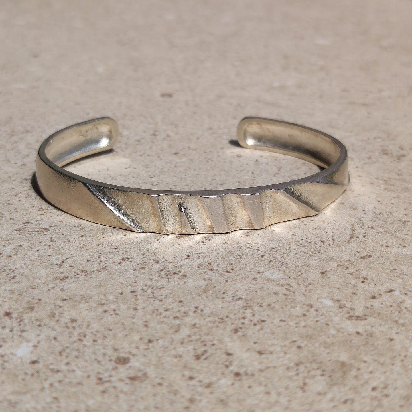 Vintage zilveren Lapponia armband met reliëf op lichte stenen ondergrond