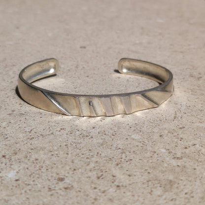 Vintage zilveren Lapponia armband met reliëf op lichte stenen ondergrond