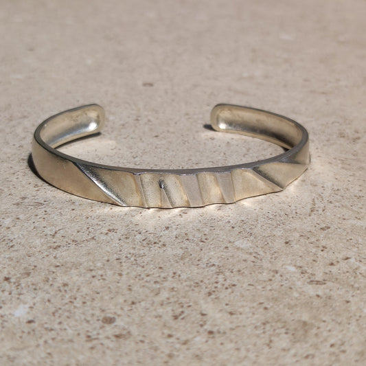 Vintage zilveren Lapponia armband met reliëf op lichte stenen ondergrond