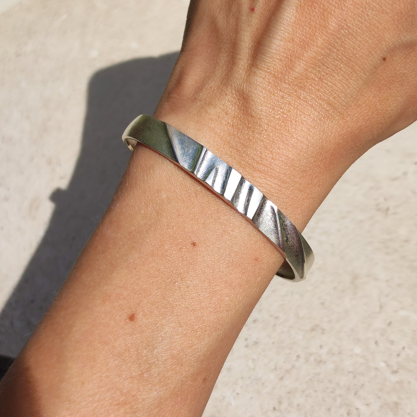 Zilveren Lapponia armband gedragen rond de pols