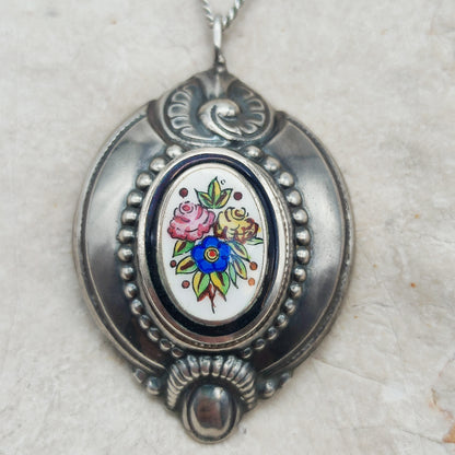 Detail van het handbeschilderde bloemenmedaillon in de antieke zilveren hanger