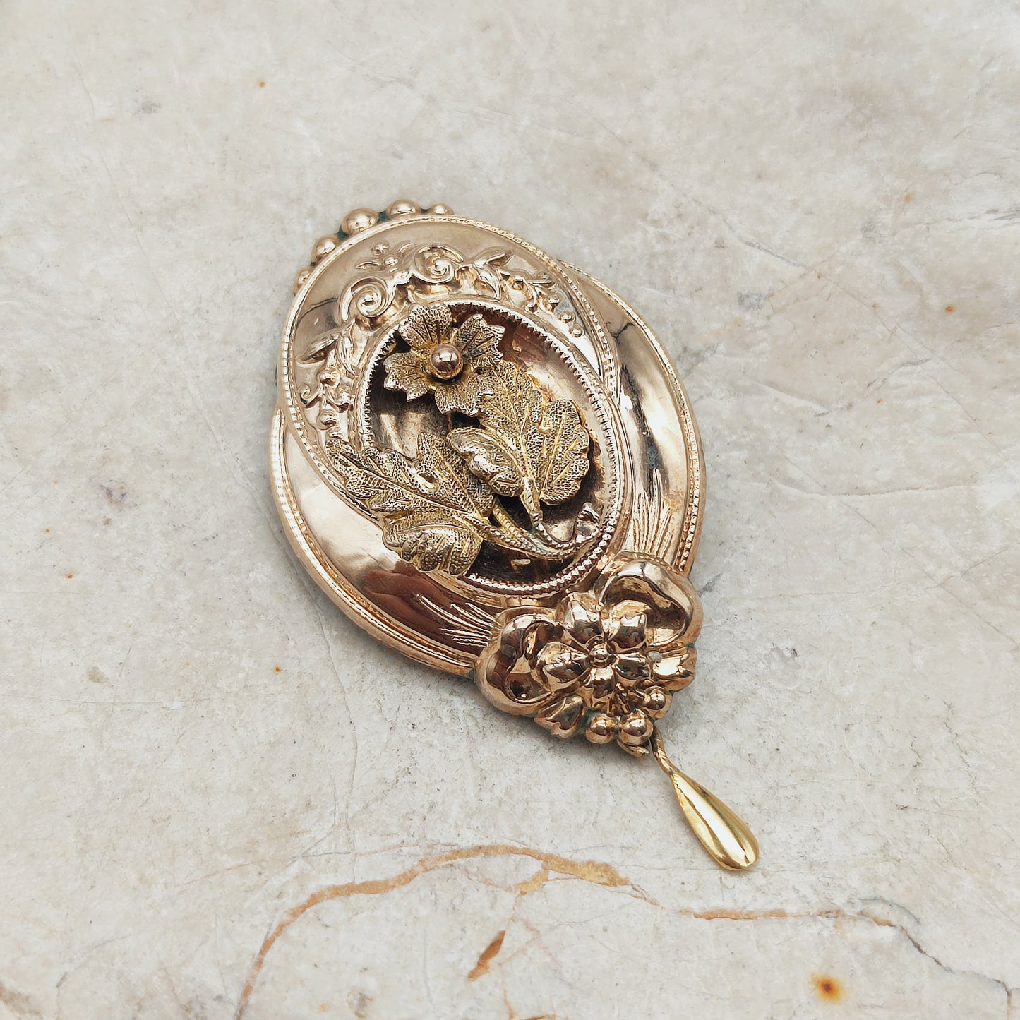 Laat-Victoriaanse zilveren broche met beweeglijke pegelvormige hanger