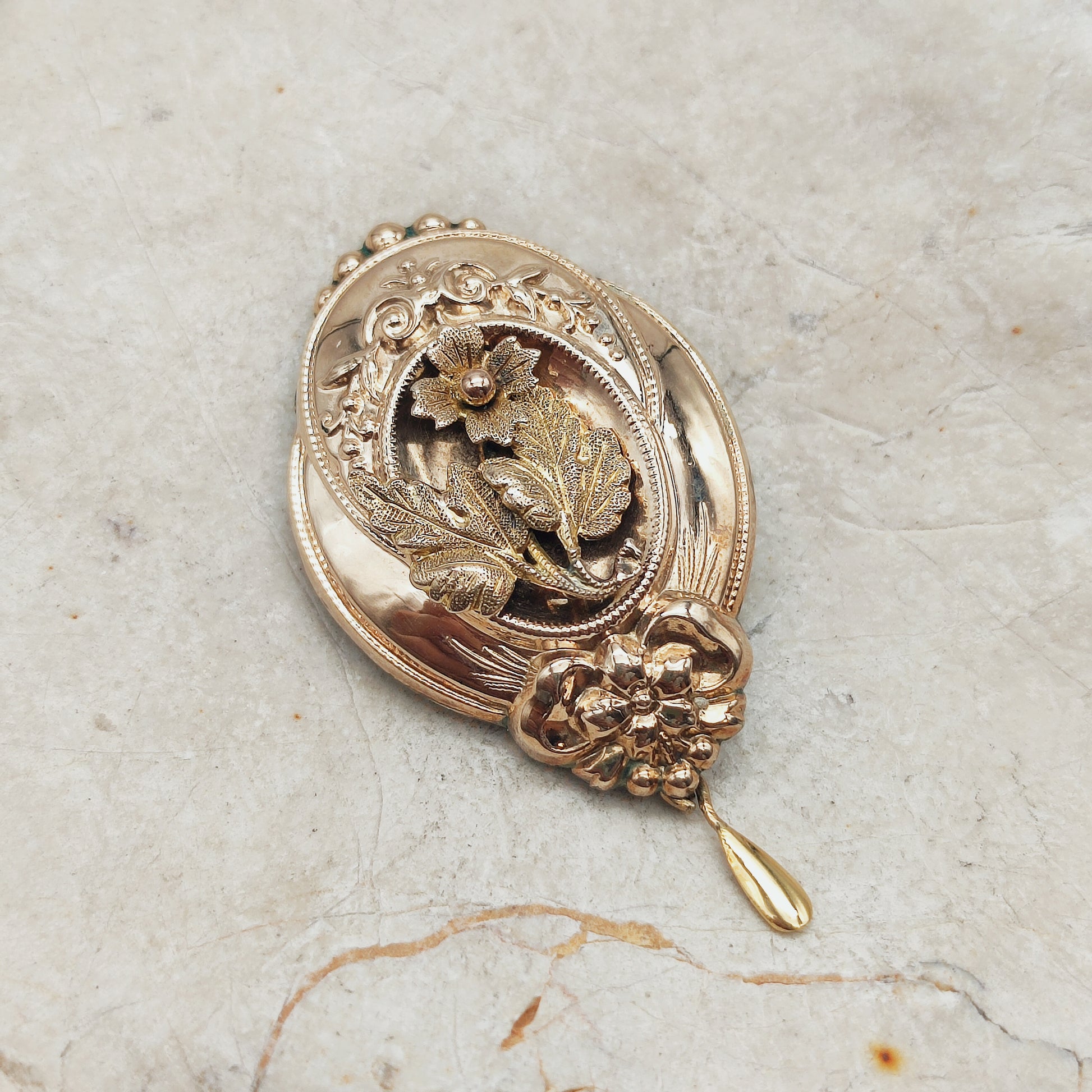 Laat-Victoriaanse zilveren broche met beweeglijke pegelvormige hanger