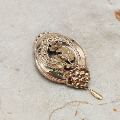 Zijaanzicht van de rijk gedecoreerde Victoriaanse broche