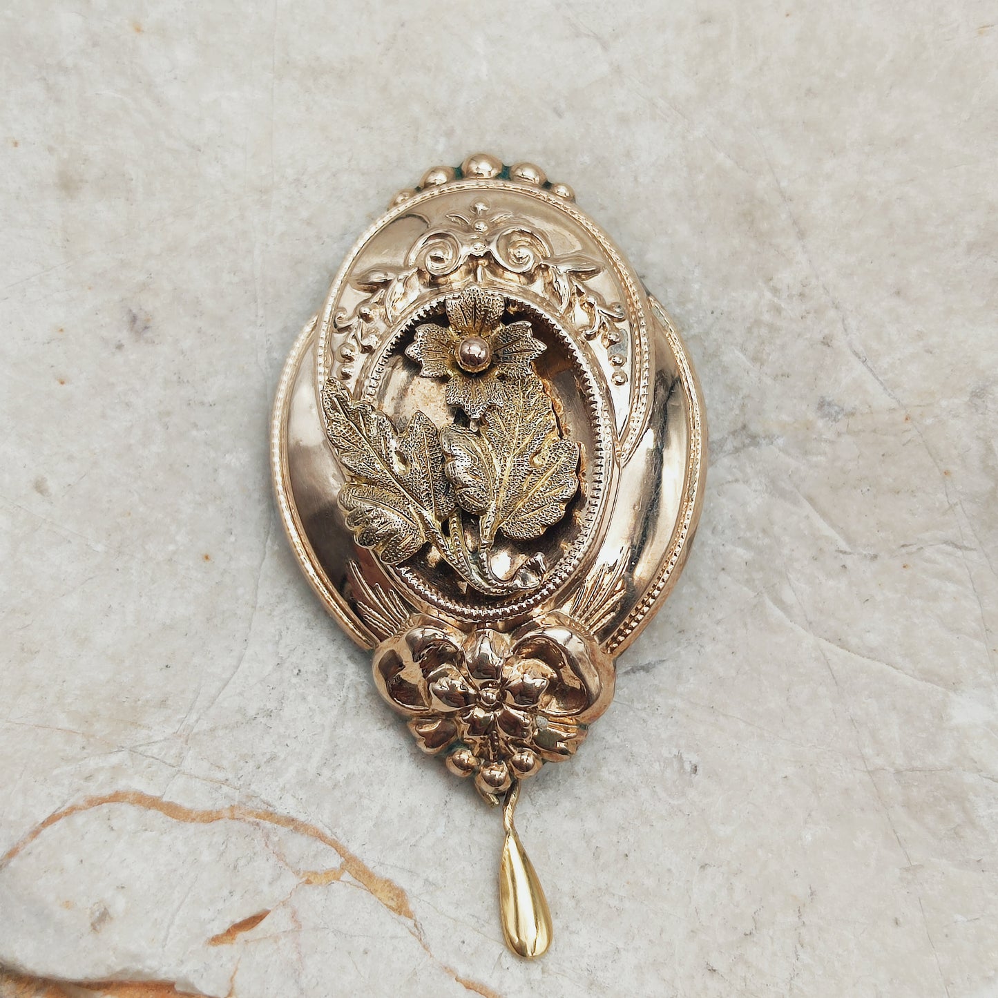 Antieke Victoriaanse zilveren broche met bloemmotief en goudopleg